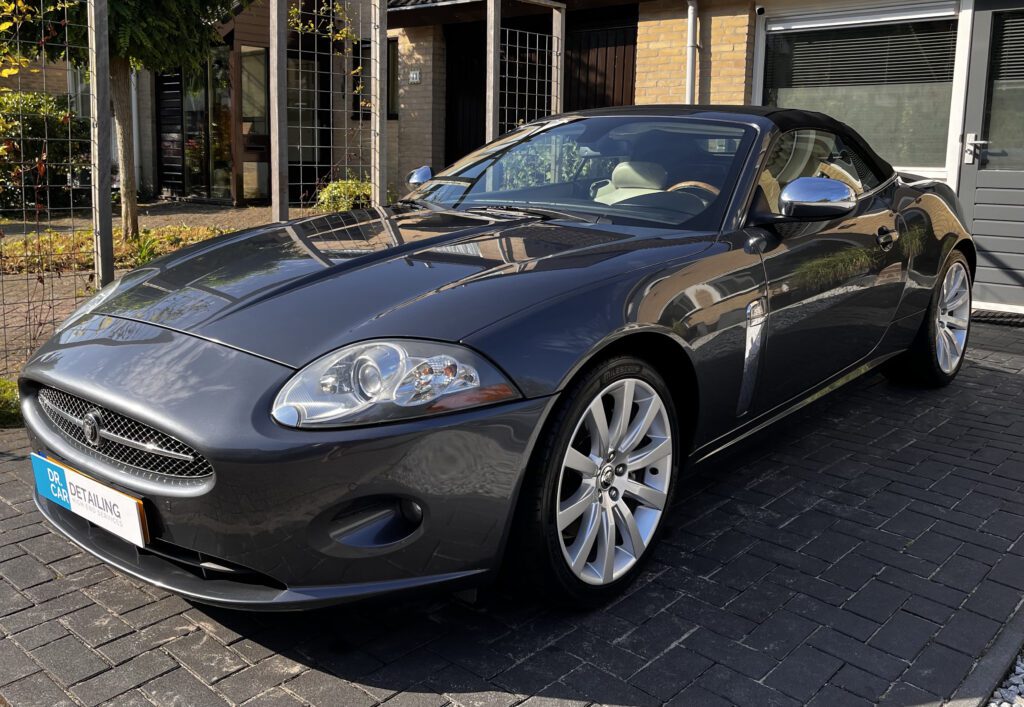 Jaguar XK 4.2 V8 — Showroom Interieur & Exterieur